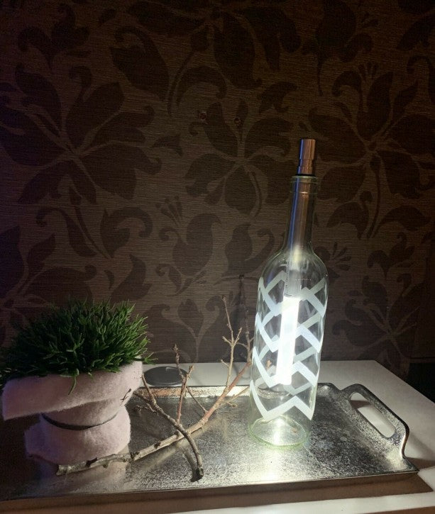 Gravierte Flasche in Zik Zak Muster inklusive Bottle Light Stableuchte