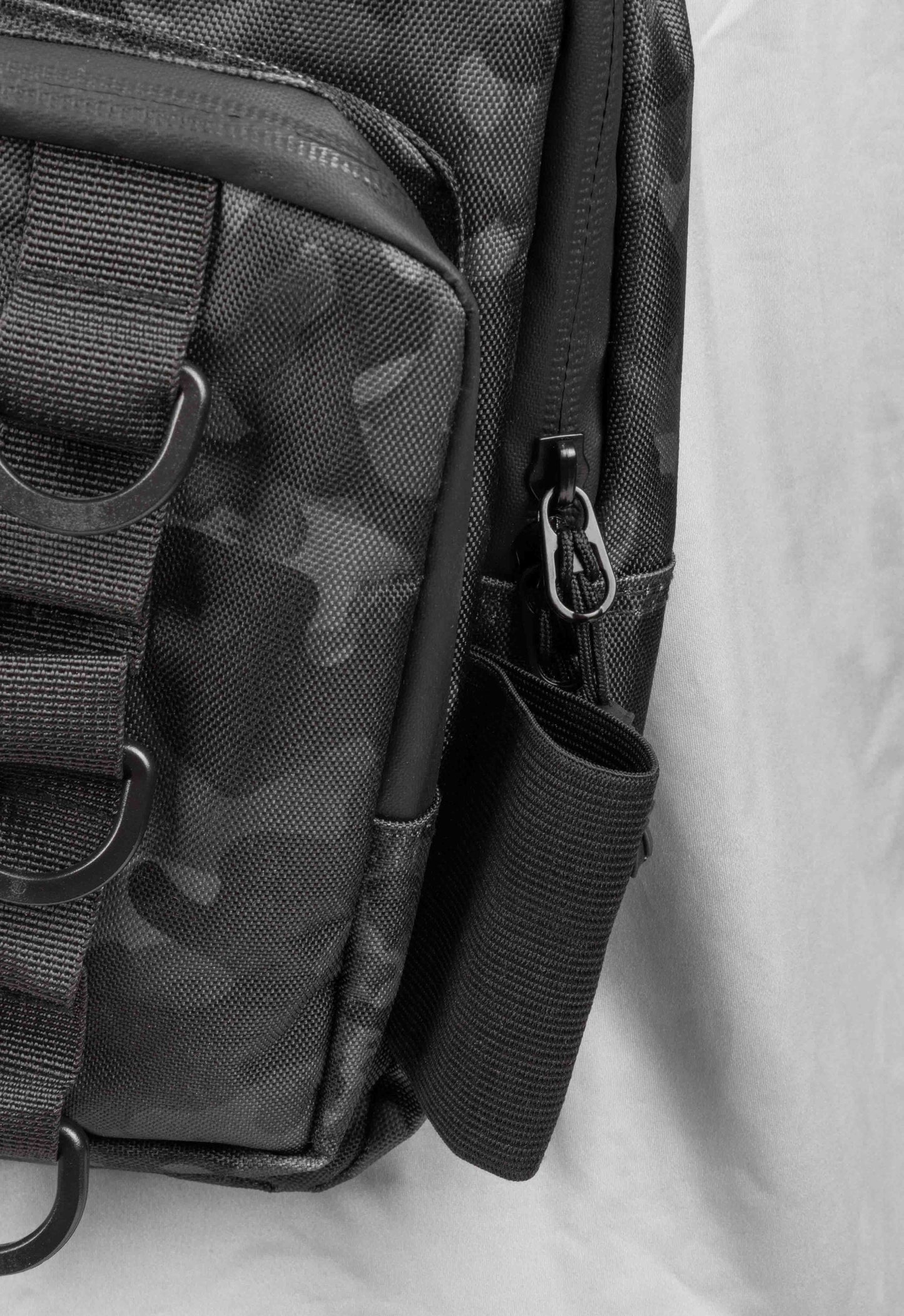 Mikado Rucksack - Sling Bag Small Black Camo (29x18x10 cm) - 1 Stk.