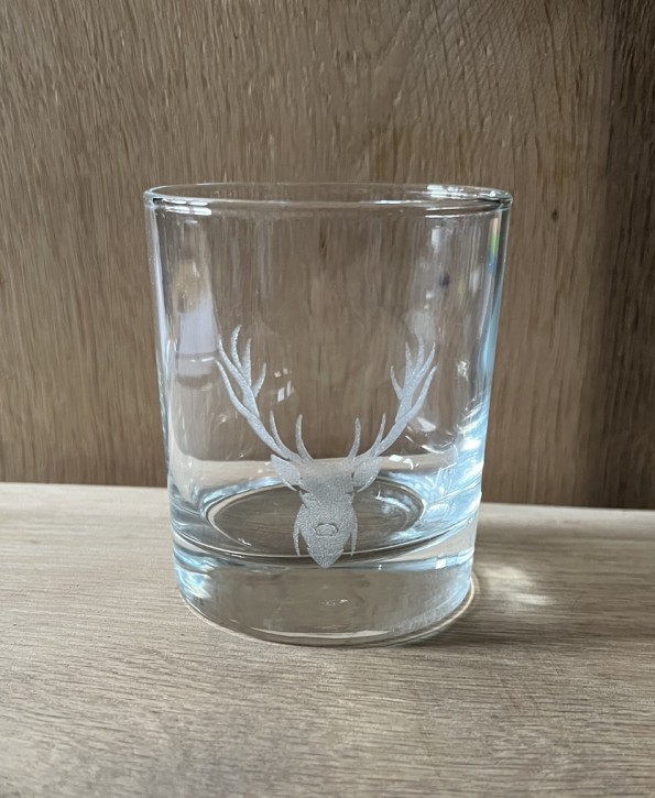 Trinkglas / Whiskeyglas mit Hirschkopf Gravur