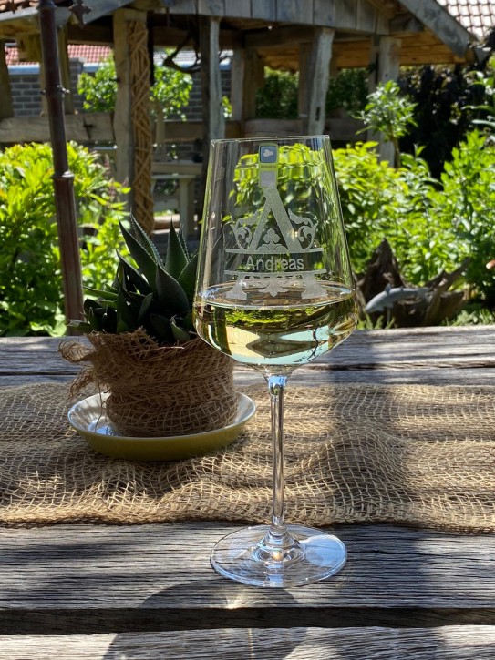 Weißweinglas individuelles Gravurmuster mit Name