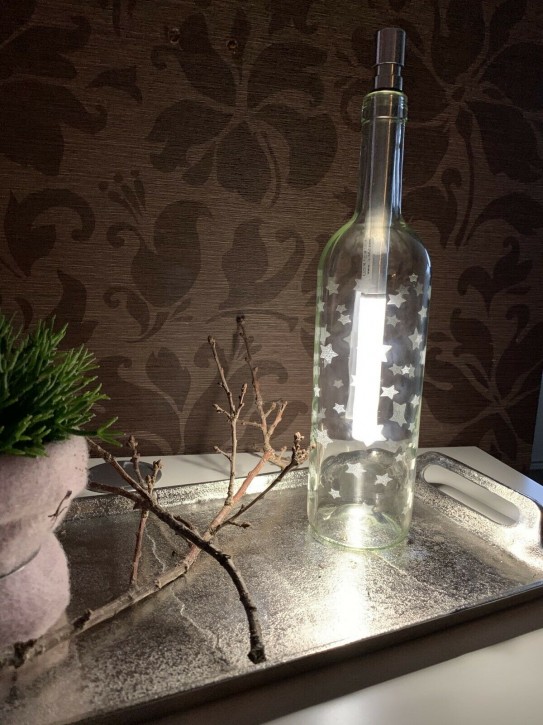 Gravierte Flasche mit Sternenmuster mit Bottle Light Stableuchte