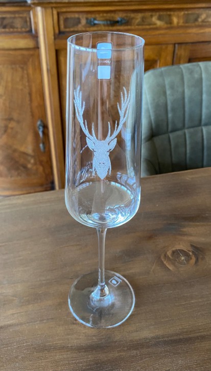 Sektglas mit Hirschkopf Gravur
