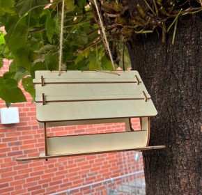 Ein Futterhaus aus 4 mm dicken Sperrholz