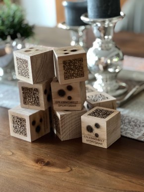 HOLZWÜRFEL QR-CODE CONTACT TRACING LASERGRAVUR Gäste